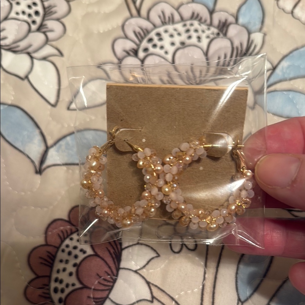 NWT Gold and Soft Pink Elegantly Beaded Hoop Earrings 💐💓💖